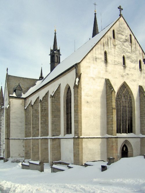 Widok ko�ci�a klasztornego w zime