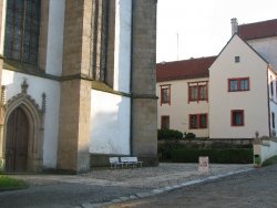 Opravené prostranství před kostelem Opravené prostranství před kostelem