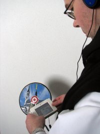 Spou�t�n� audiopr�vodce p�ibl�en�m k obr�zku na stojanu