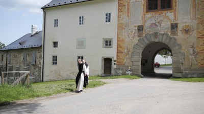 ODEDNEŠKA DO 18.ŘÍJNA 2026 BUDE UZAVŘENO PŘÍSTUPOVÉ SCHODIŠTĚ DO AREÁLU SMĚREM Z MĚSTA