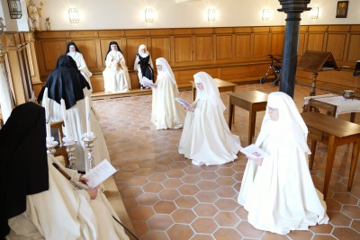 DNE 6. SRPNA V KLÁŠTEŘE CISTERCIAČEK FRAUENTHAL VE ŠVÝCARSKU PŘIJALY OBLÁČKU TŘI NOVICKY, DVĚ ZNICH TAK UČINILI ZA ČESKÝ KLÁŠTER PORTA COELI U TIŠNOVA