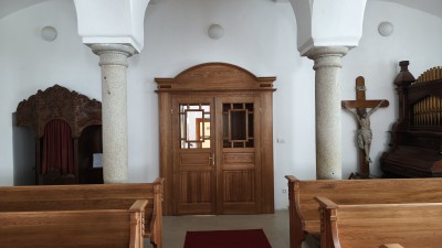 KAPLE SV. RODINY UŽ MÁ NOVÉ DVEŘE