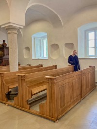 DO KAPLE SV. RODINY JSME UŽ NAINSTALOVALI PRVNÍ POLOVINU NOVÝCH LAVIC