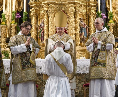 DIE GEMEINSCHAFT HAT EINEN NEUEN PRIESTER: P. RAFAEL MARIA O.CIST. WURDE AM SONNTAG, DEM 27. SEPTEMBER, ZUM PRIESTER GEWEIHT UND FEIERTE AM HL. WENZEL SEINE PRIMIZ