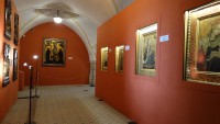 UPOZORNĚNÍ PRO NÁVŠTĚVNÍKY: POSLEDNÍ PROHLÍDKA DNE JE PODMÍNĚNA POČTEM OSMI LIDÍ