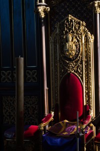 Sedes s liturgickými oděvy