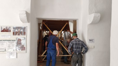 Instalace nových dveří do kaple sv. Rodiny