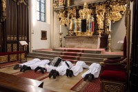 Hluboká prostrace v úvodu obřadů