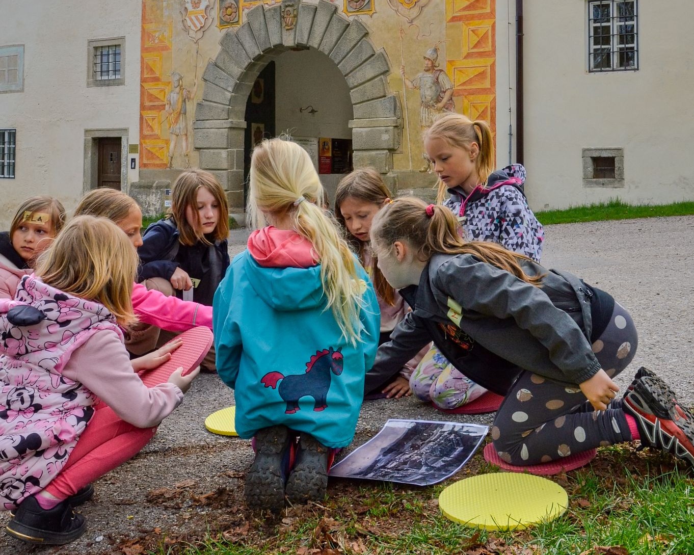 Před branou kláštera