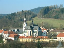 Anblick der Klosteranlage über das Moldautal