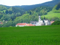 Anblick der Klosteranlage aus den Wiesen im Osten