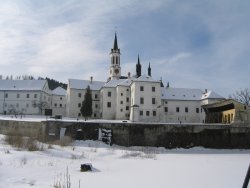 Anblick der Klosteranlage über den Klosterteich