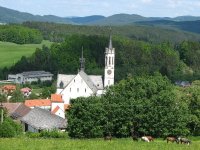 Anblick der Klosteranlage aus den Wiesen im Westen