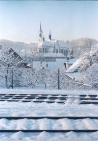 Widok klasztora w zimie
