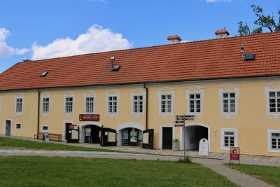 Renovierter Platz entlang der Klosterkirche