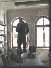 Mnich natírá okna - znova a znova