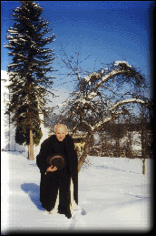 Otec Xaver Švanda v zimě u kláštera