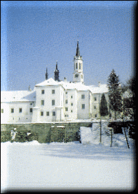 Ansicht des Klosters mit dem Teich im Winter