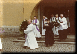 Pohřeb P. Bernarda Vojáčka r. 1986 ve Větřní