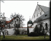 Průčelí klášterního kostela při pohledu z převorského dvora