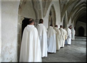 Při procesí z v křížové chodbě z kostela