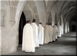 Procession der Mönchsgemeinschaft im Kreuzgang