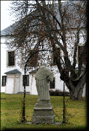 Socha svatého Bernarda v konventní zahradě
