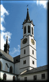 Pohled na věž kláštera z rajského dvora