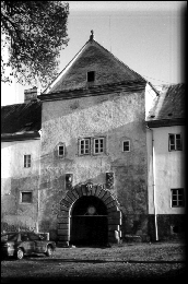 Hlavní, "rožmberská" brána kláštera na konci komunismu