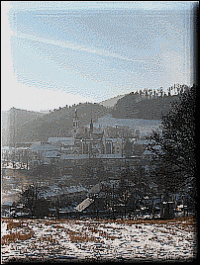 Pohled na klášter v zimě z druhé strany údolí Vltavy