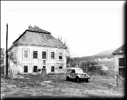Zdevastovaná soudní budova po čsl. armádě